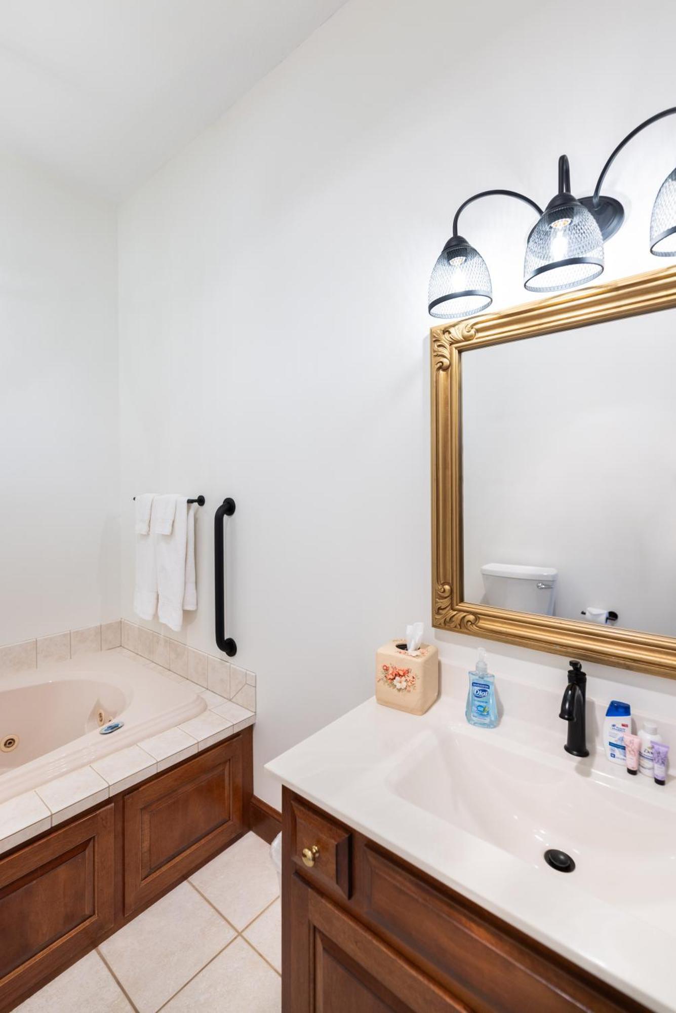 Hillside Villa Ohio ミラーズバーグ エクステリア 写真