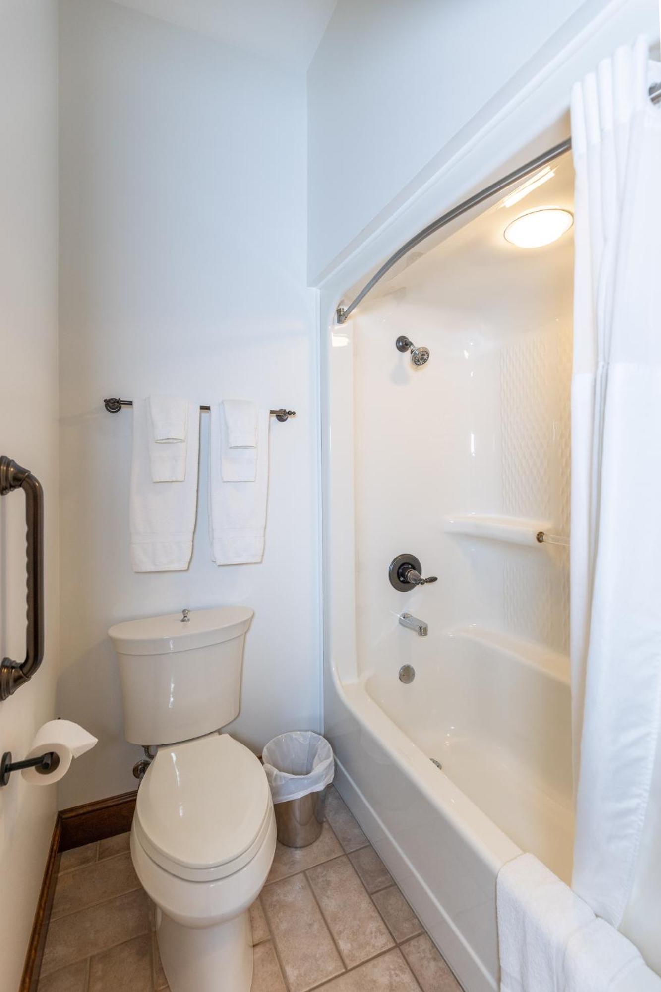 Hillside Villa Ohio ミラーズバーグ エクステリア 写真