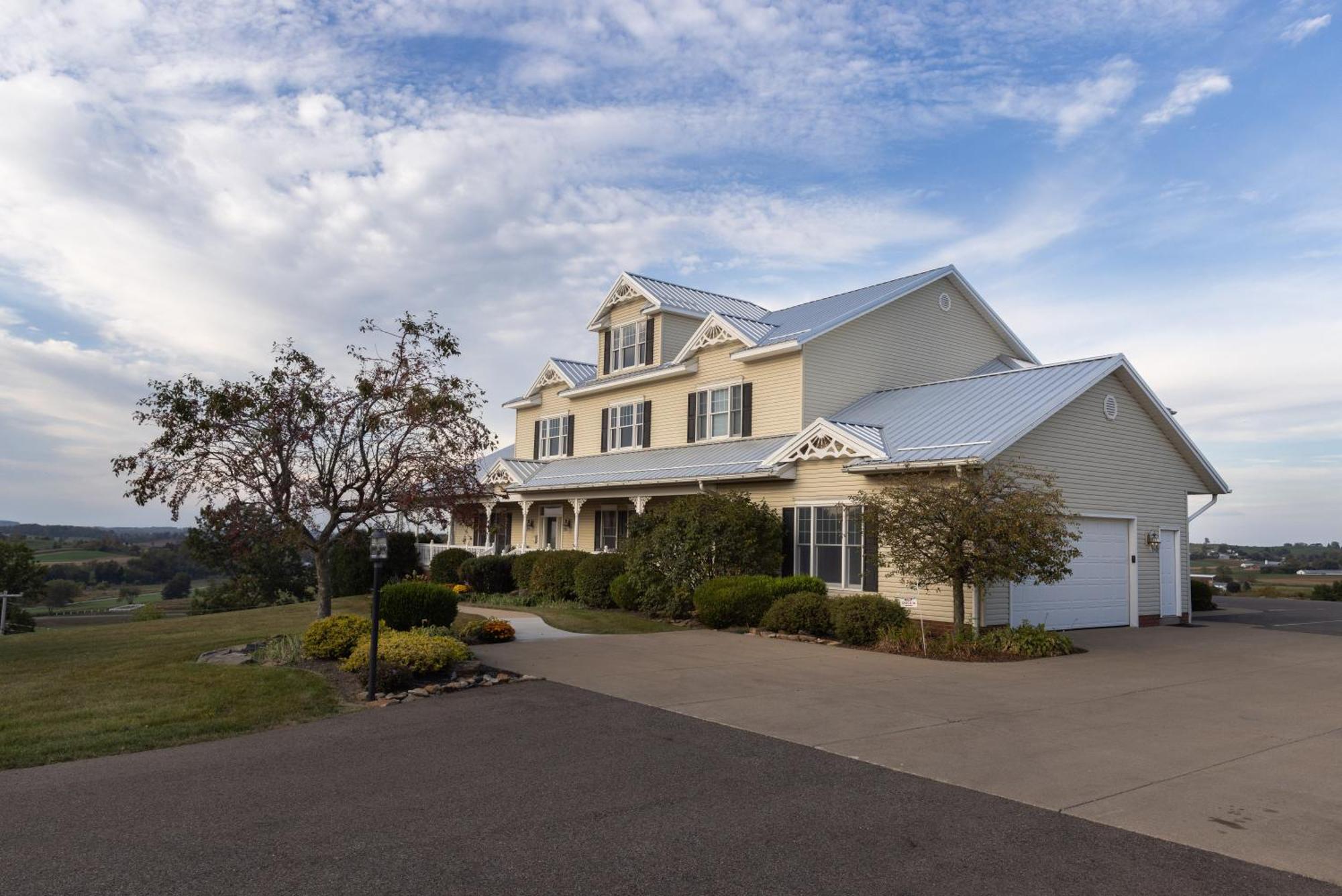 Hillside Villa Ohio ミラーズバーグ エクステリア 写真